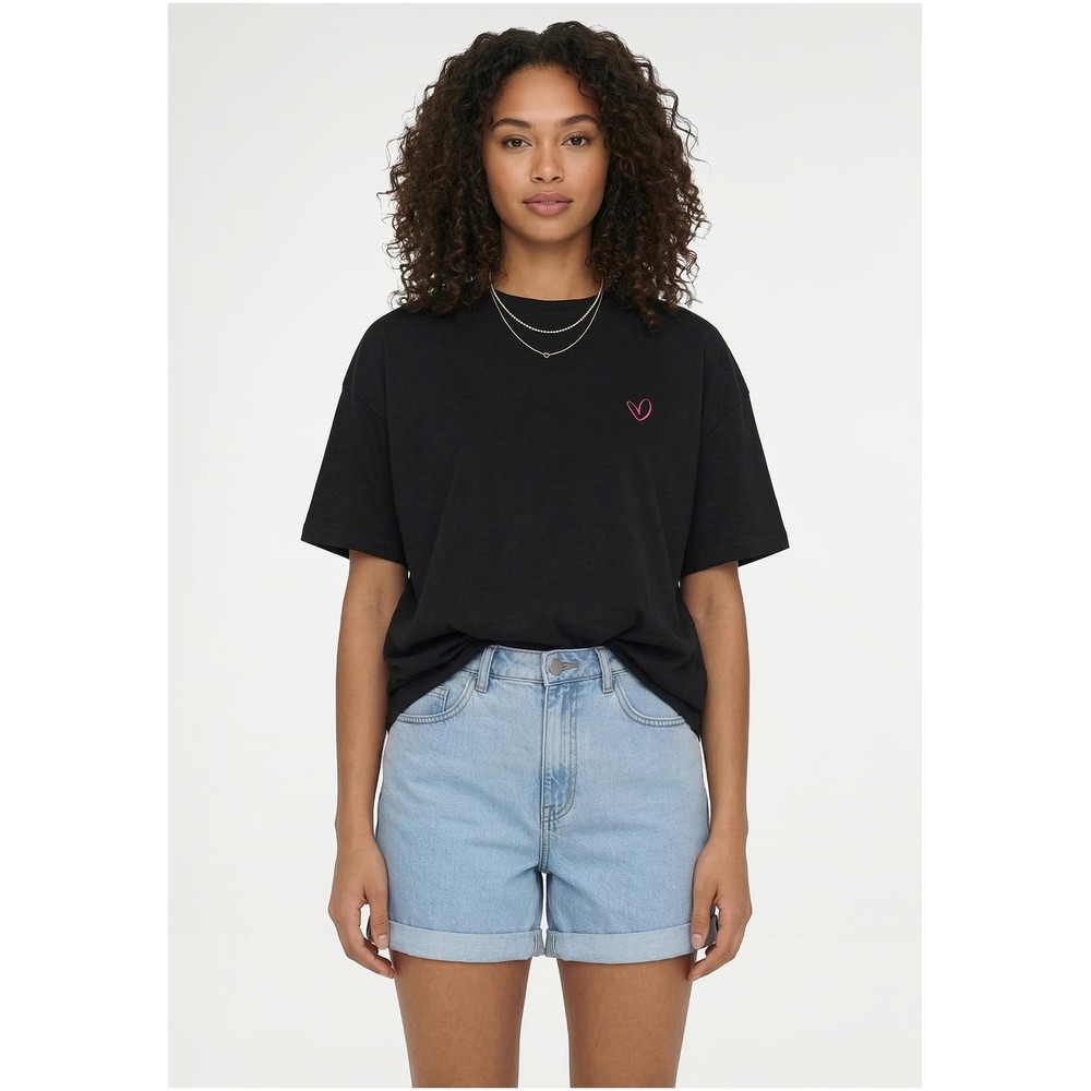 Urban Classics - Rainbow Heart Logo Loose Dames Tshirt - Zwart